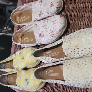 3 pairs of Tom's flats